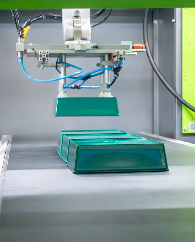 ORNAMIN-Boxy Bernd Boxy Bernd auf Maschinenband - Boxy Bernd on machine conveyor belt.