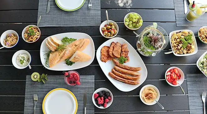 ORNAMIN-Geschirr-Grillen-BBQ-Picknick Gedeckter Grilltisch mit ORNAMIN Mehrwegprodukten