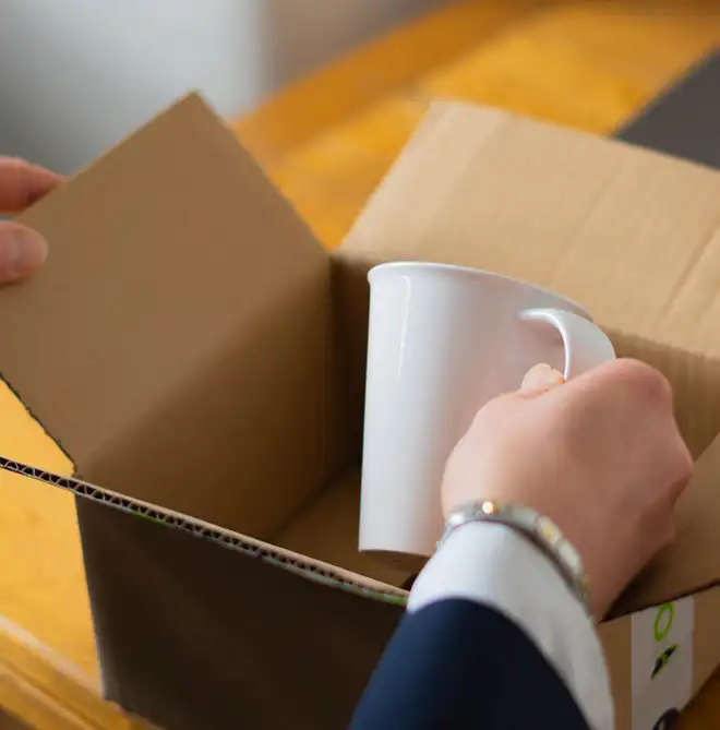ORNAMIN-FAQ-zum-Thema-Retoure ORNAMIN Mehrweg Kaffeebecher wird in ein Paket gepackt