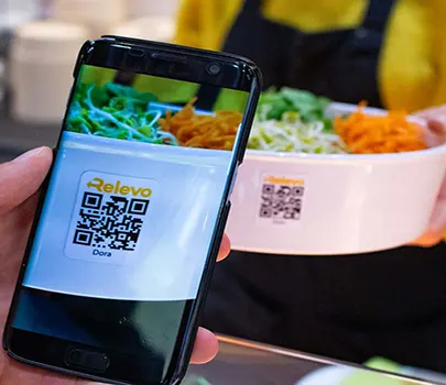 ORNAMIN-Mehrwegsystem-Relevo Mehrwegschale mit Barcode Barcode auf einer Mehrwegschale aus dem Relevo Mehrwegsystem wird per Handy gescannt