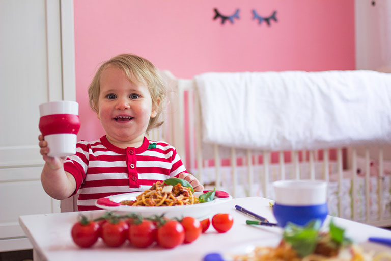 Mädchen trinkt aus ORNAMIN Kinderbecher
