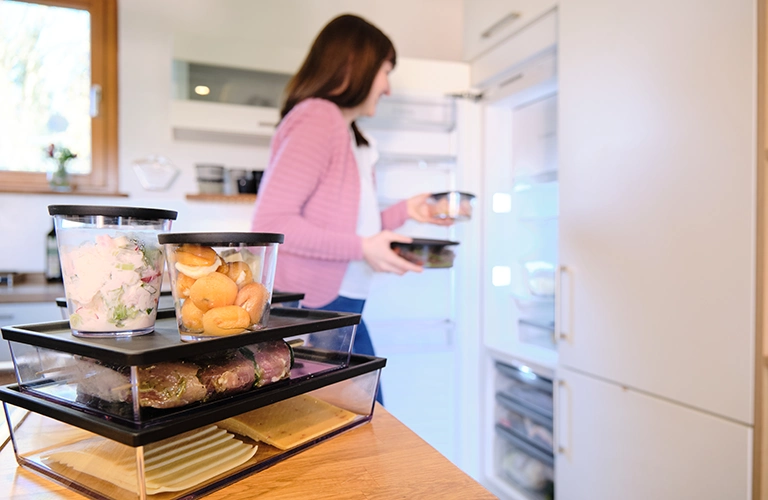 ORNAMIN-Machsselbst-Olga-mitnehmen ORNAMIN Schalen werden befüllt in den Kühlschrank gestellt
