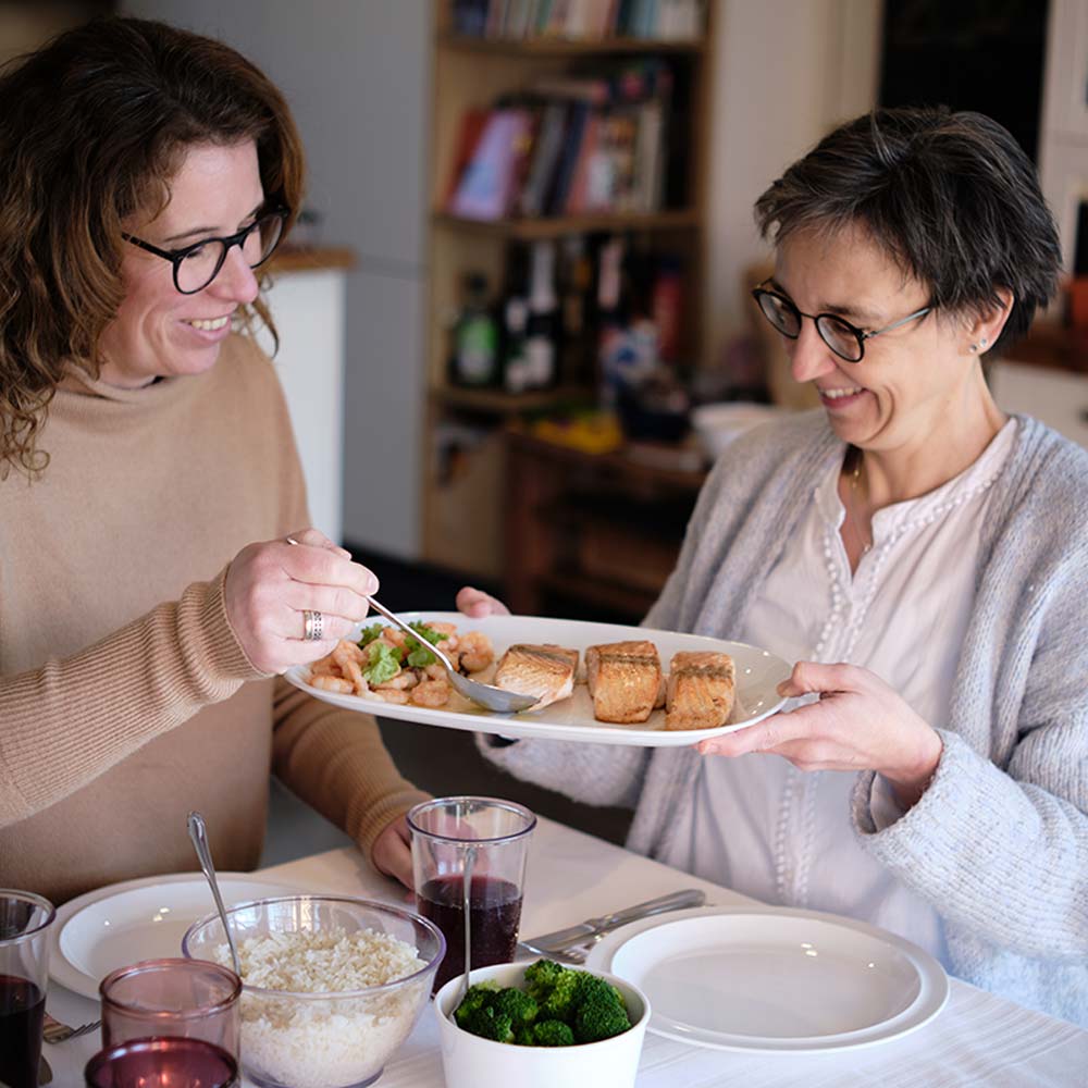 ORNAMIN Serviergeschirr zum Grillen im Garten Zwei Frauen sitzen gemeinsam beim Frühstück