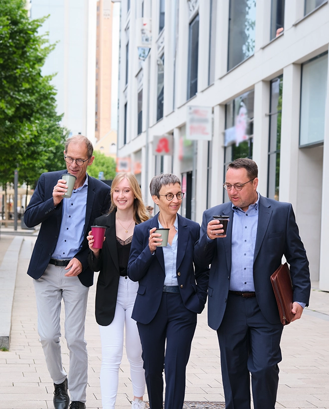 ORNAMIN-Coffee 2GO Businesspartner in der Stadt mit Coffee to go. - Business partner in the city with coffee to go.