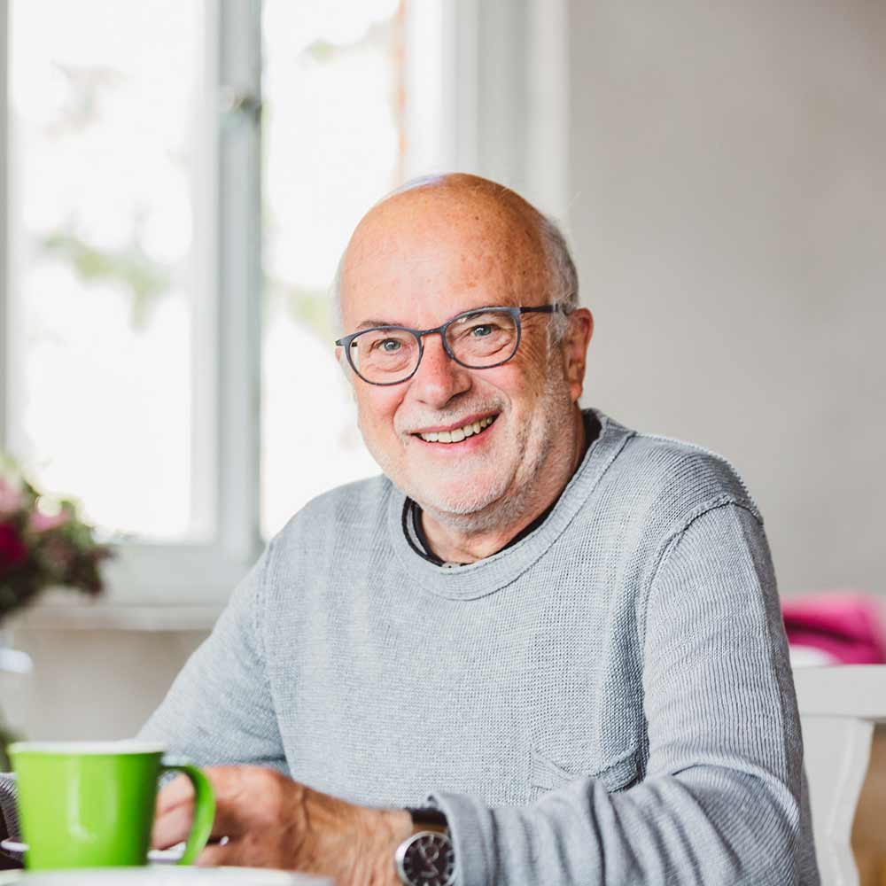 Mann lächelt in Kamera