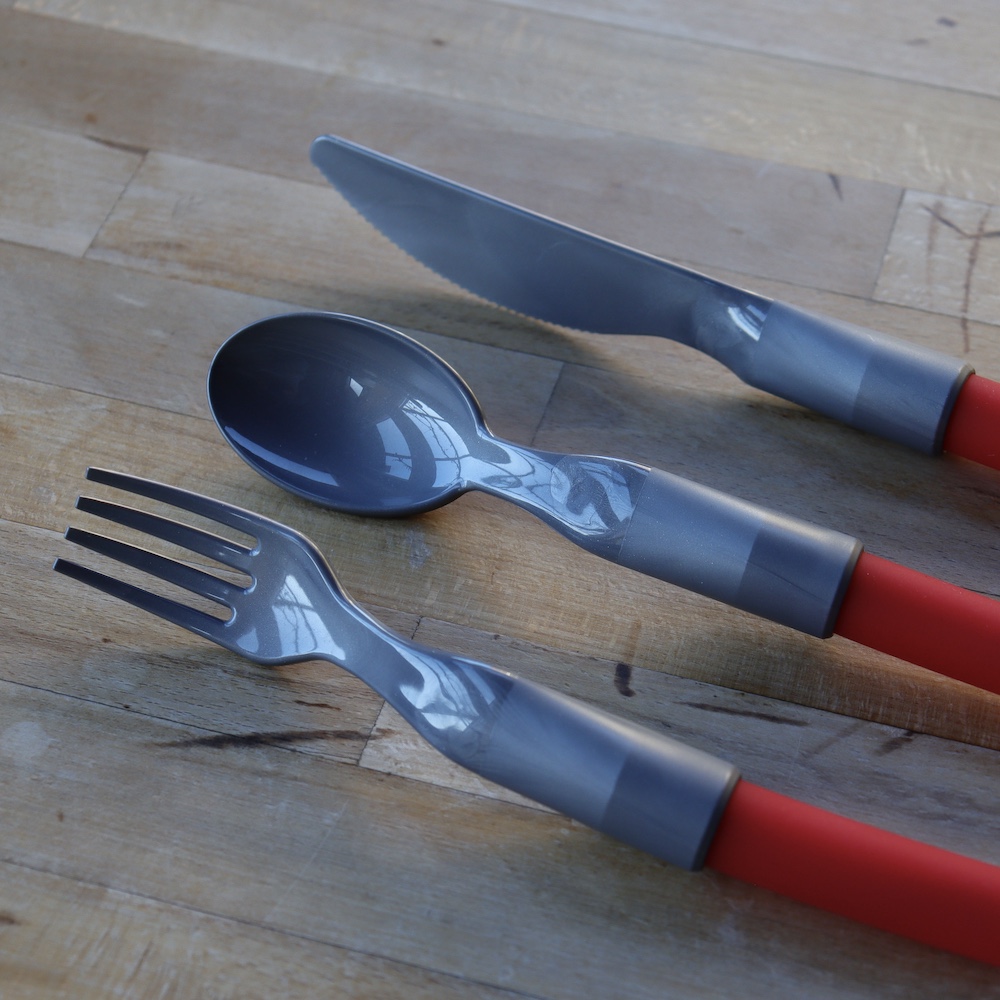 Plastic cutlery set with flexible handles