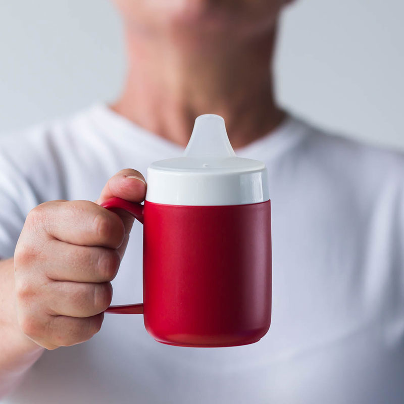 Becher mit Trink-Trick mit Schnabelaufsatz mit großer Öffnung