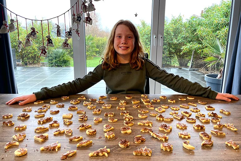 ORNAMIN Blog Backen mit Kindern Kind präsentiert Kekse ORNAMIN Blog Backen mit Kindern Kind präsentiert Kekse